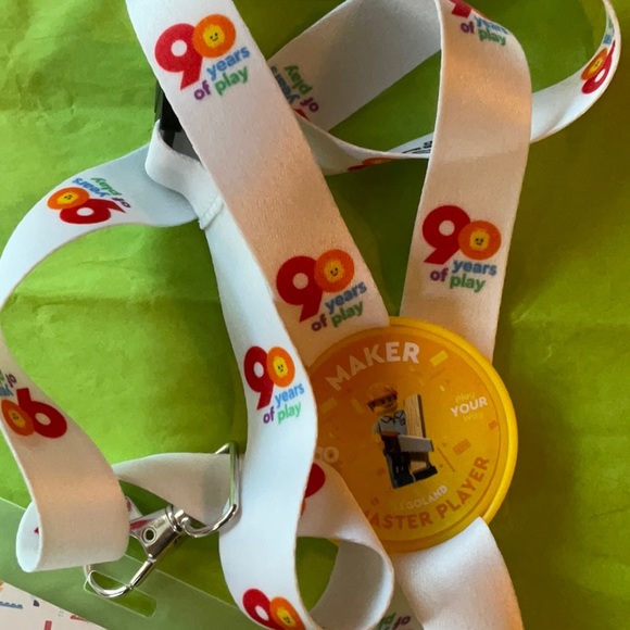 🔵🟡🟣 LEGO LE LANYARD WITH COLLECTABLE POPS 🟣🟡🔵 - Picture 14 of 16